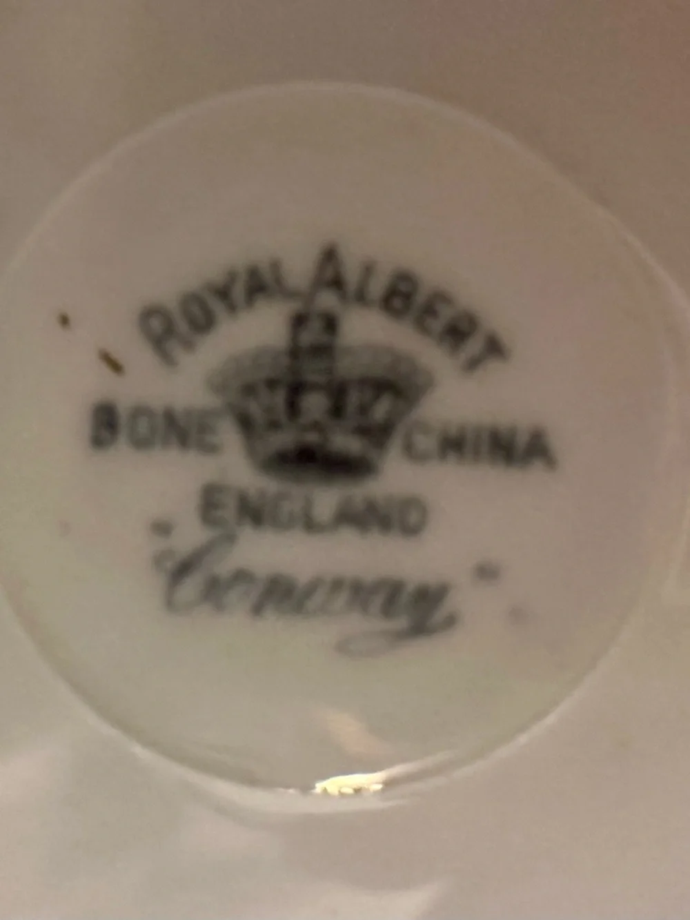 Vintage Royal Albert "Conway" Teacup and Saucer Set – Pink Roses, 22K Gold Trim - Picture 3 of 11